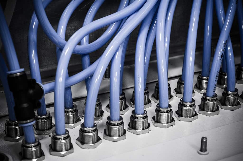 difference between hydraulic and pneumatic system