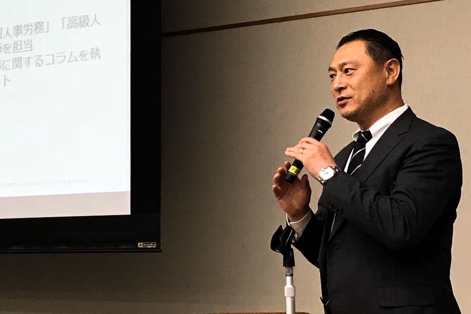 講演を行う金氏