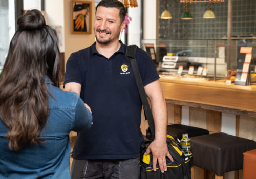 Technicien de maintenance Merci Jack qui serre la main à une cliente