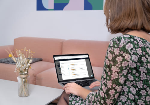 Femme qui utilise la plateforme Merci Jack sur un ordinateur