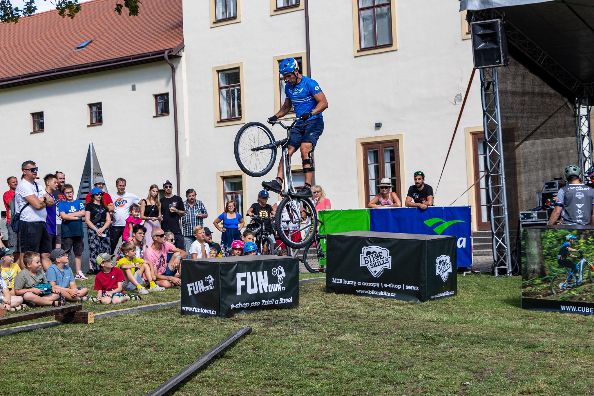 American cars and motorbikes meeting at Pacov Castle