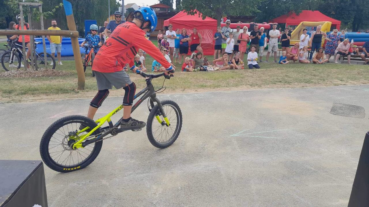 Exhibice na stanování v Chvalovicích s workshopem na pumptracku