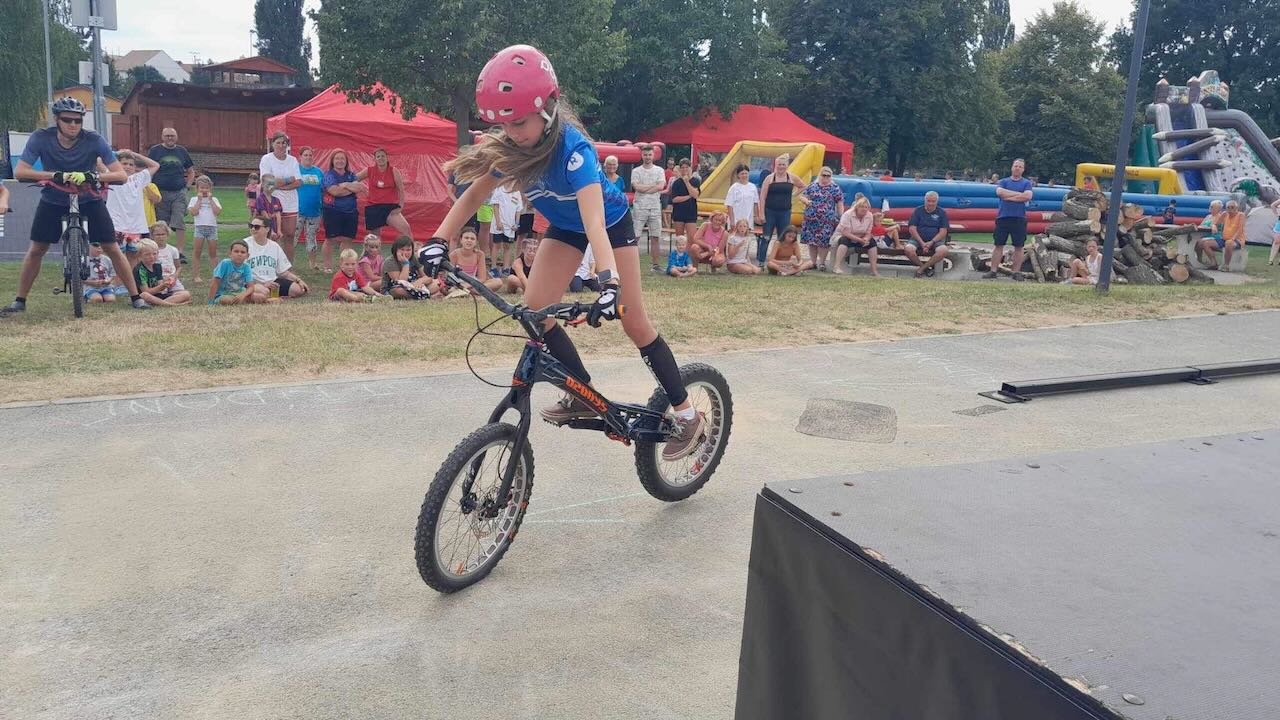 Exhibice na stanování v Chvalovicích s workshopem na pumptracku