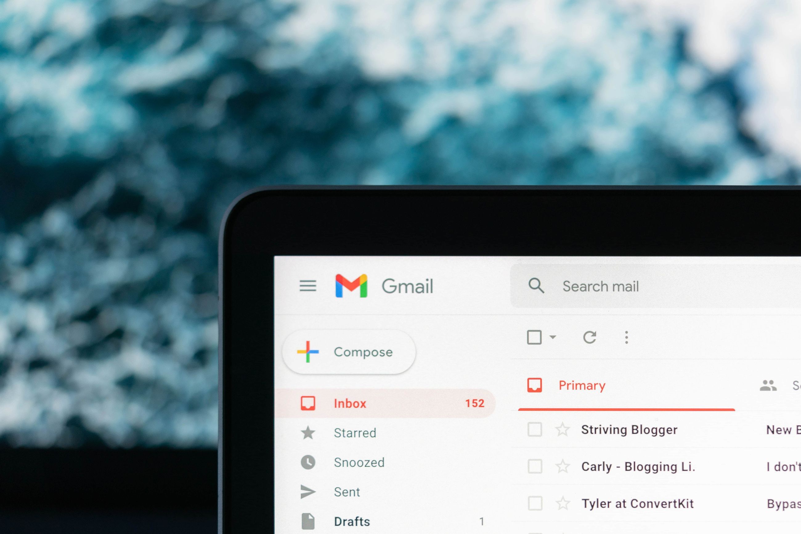 Gmail vs. Outlook: Zwei E-Mail-Dienste im Vergleich