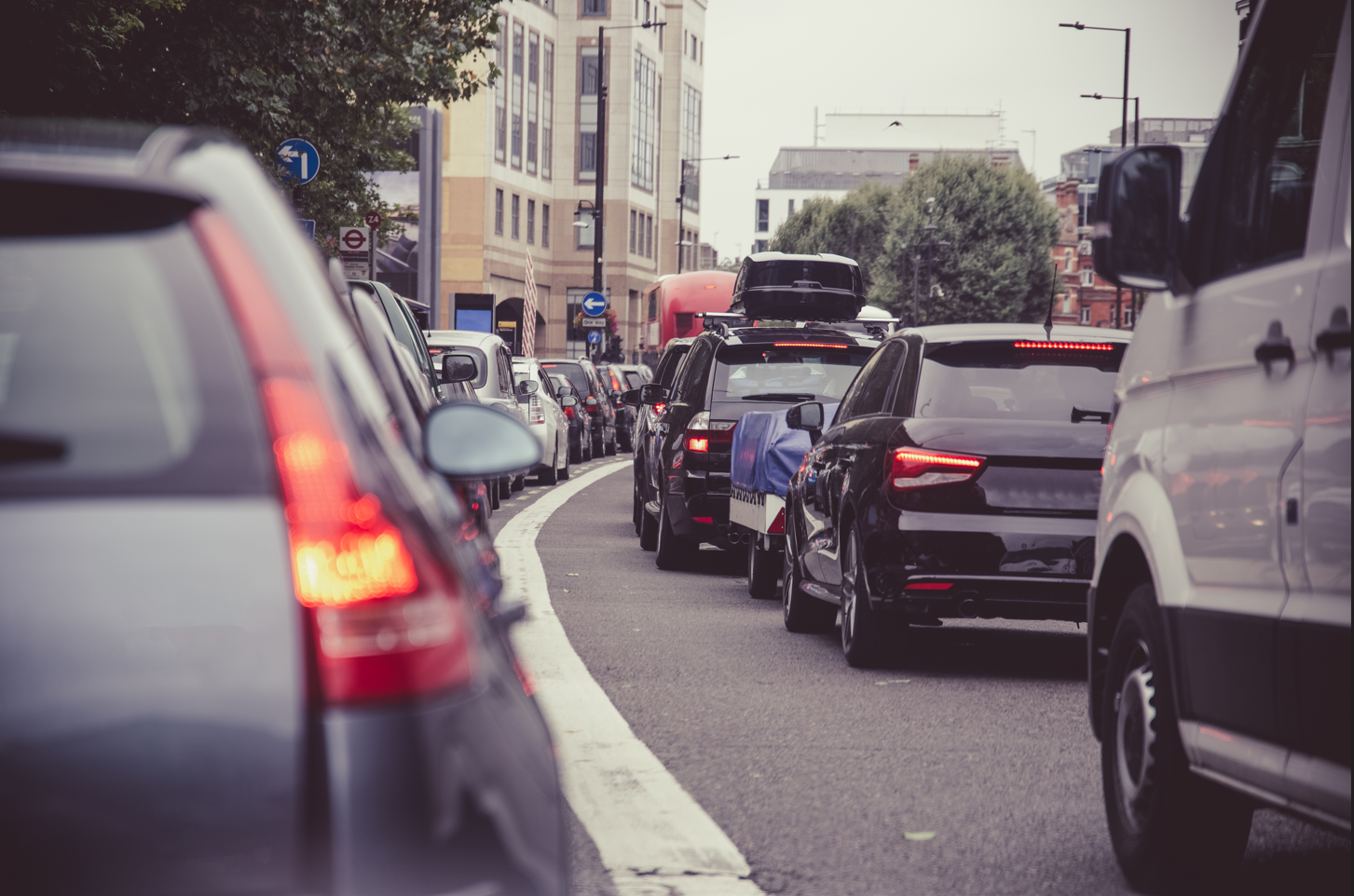 Estas son las 5 maneras para contaminar menos con el auto