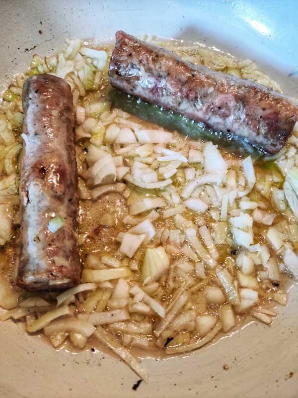 andouillette-sautee-aux-tomates-et-aux-oignons
