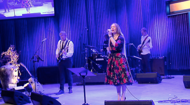 Amalie synger på julekonsert