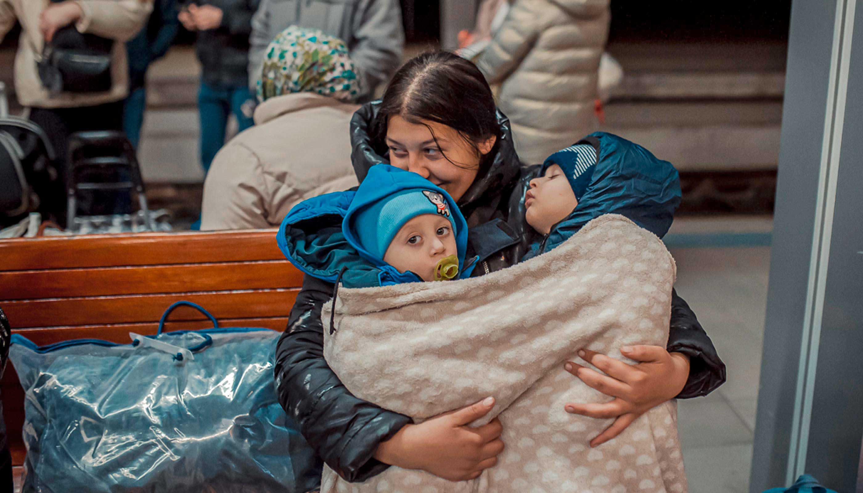 Flüchtlinge in der Ukraine warten auf ihre Weiterreise Richtung Westen.
