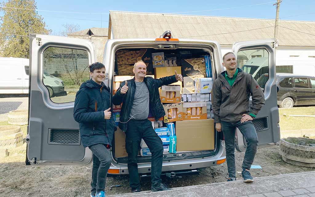 Unsere Partner verteilen die HIlfsgüter vor Ort.