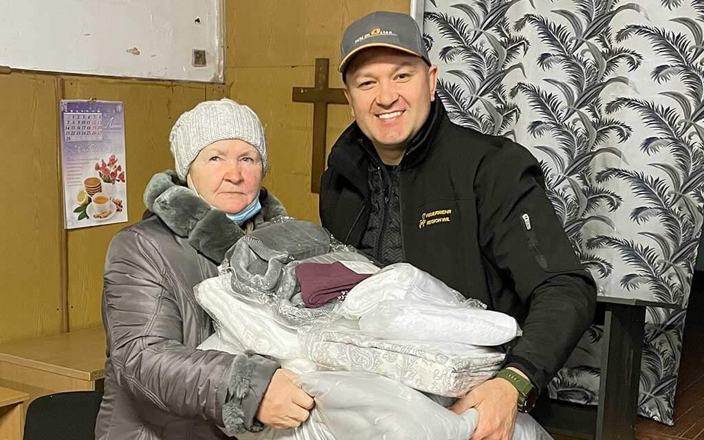 Unsere Partner verteilen die wärmenden Hilfspakete.