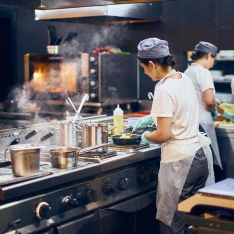 Chef cuisinier dans une cuisine professionnelle