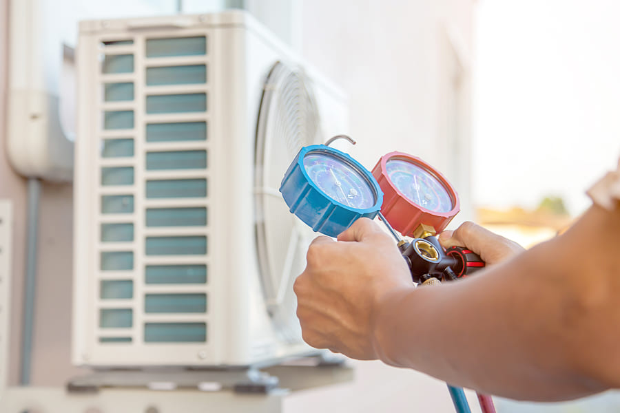 technicien qui répare une clim