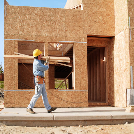Artisan du bâtiment qui porte du bois