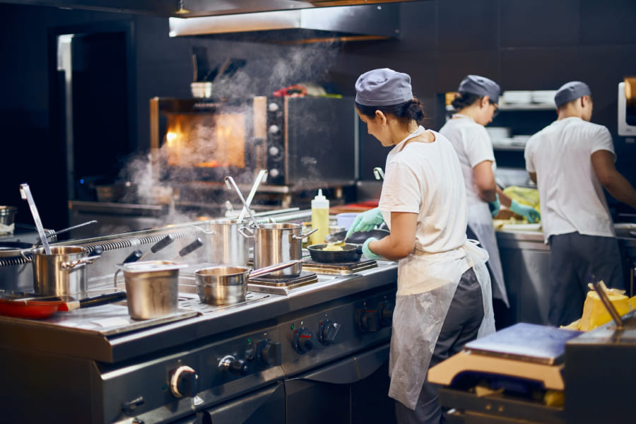 Cuisine professionnelle aves 3 cuisiniers en plein service