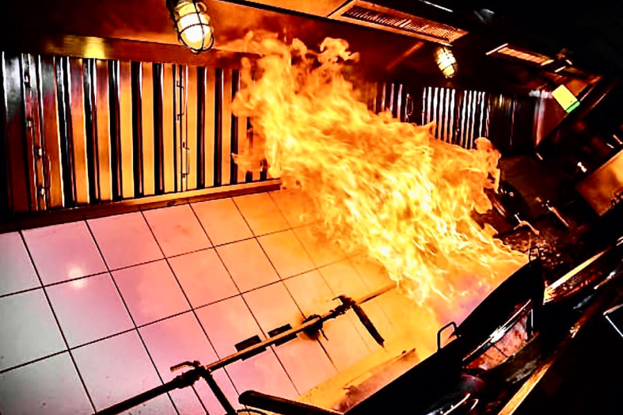 Équipements de cuisine professionnelle qui prennent feu