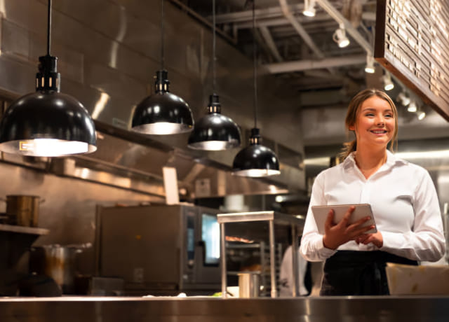 Cuisiniste vérifiant l'état d'une cuisine professionnelle