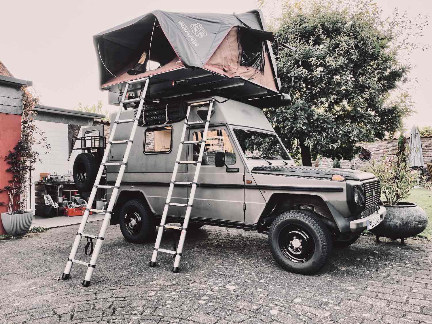 Das mobile Office von Greta und Jan mit aufgeklapptem Dachzelt