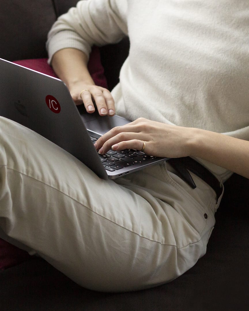Person welche von zu Hause aus an einem Laptop arbeitet