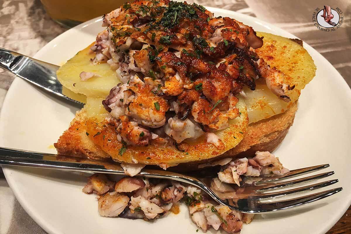 Pintxo muy recomendado por los críticos. Pulpo, Patata, y pan tosatado. Combinación única