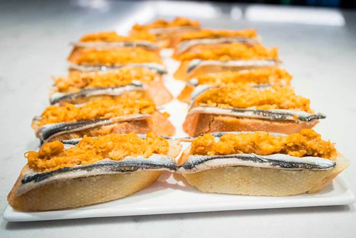 El boquerón Txangurro siempre es un acierto si es tu primera visita al Bar Restaurante Zampa. El resto de la carta también es muy recomendable.