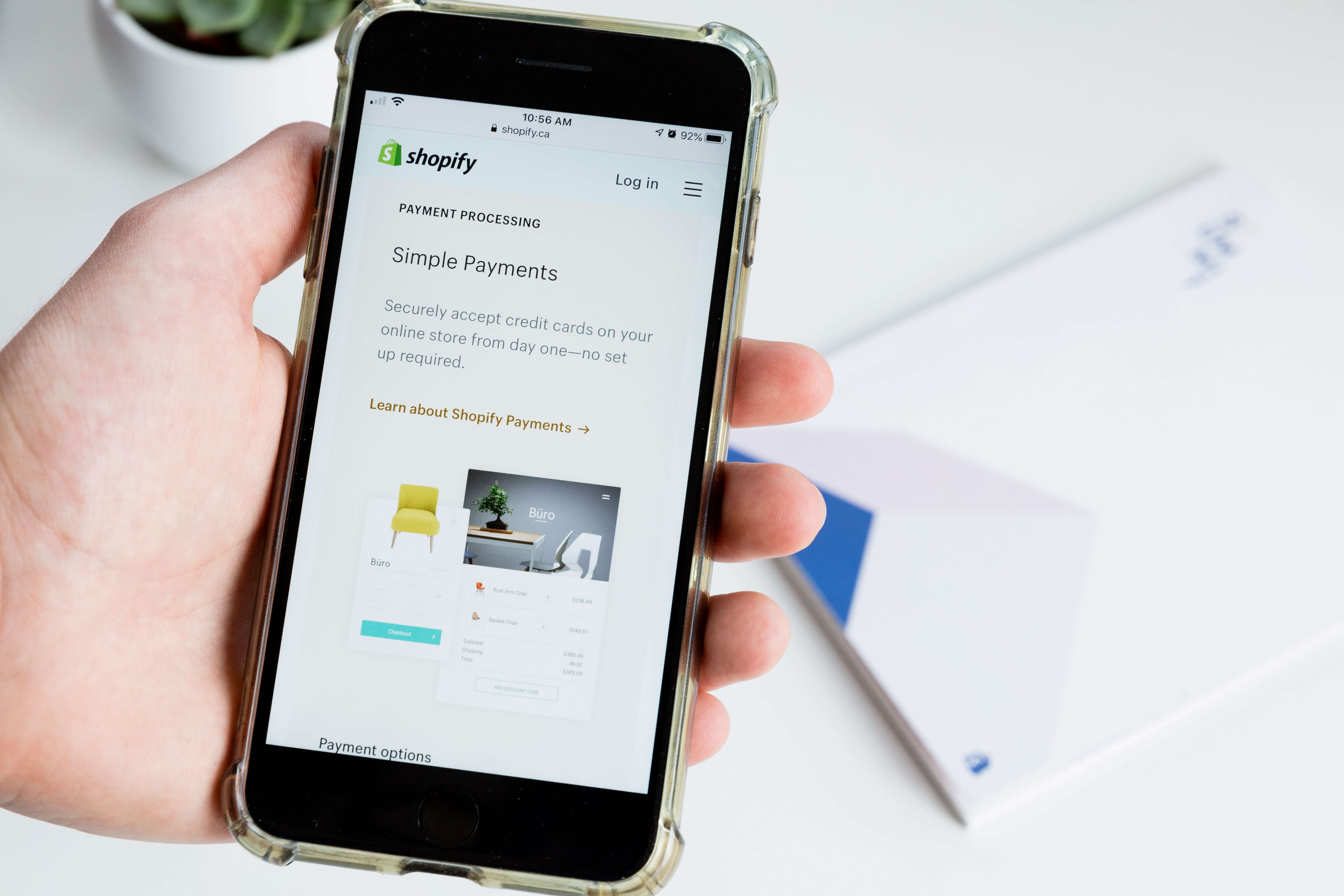 A person using Shopify listing software