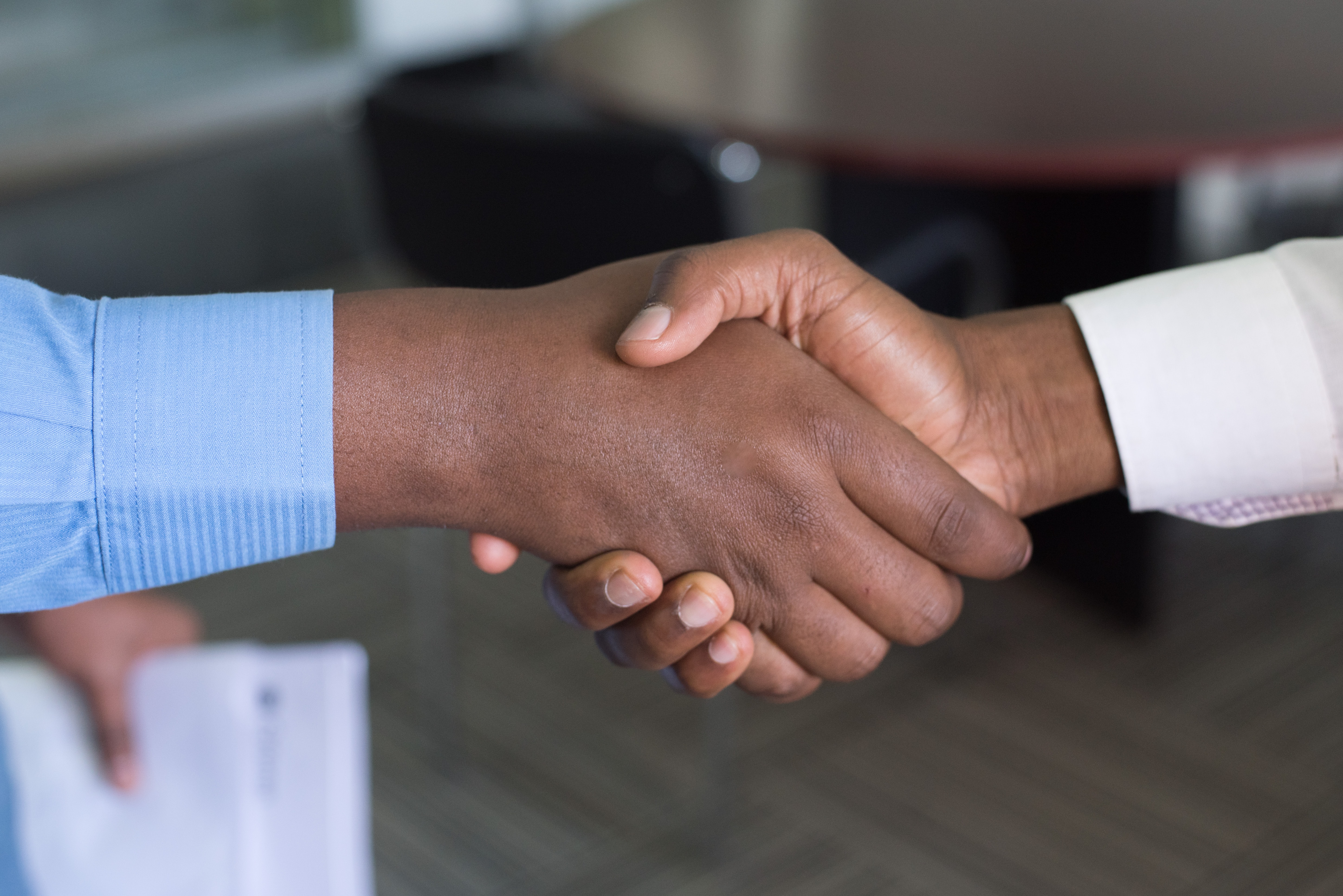 DEBUNK: You Don’t Have to Choose Between Tech-Touch and White-Glove Onboarding