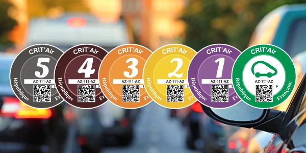 Mise en place depuis 2017, la vignette Crit’Air limite la pollution routière. Mais est-elle obligatoire ? Comment obtenir la sienne ? On fait le point.