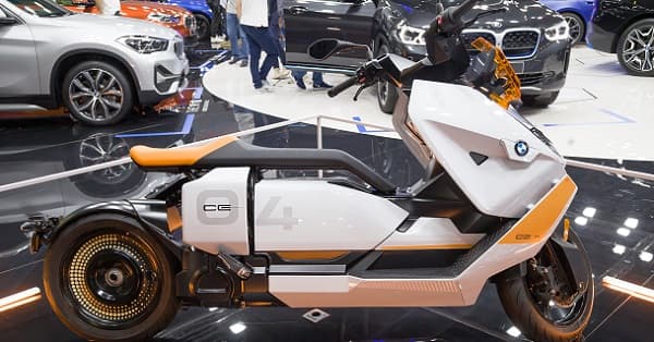 À quoi ressemblera le deux-roues du futur ? Électrique, sans bruit, sans pollution, connecté, ultra équipé… Assurnext vous présente les innovations 2022.