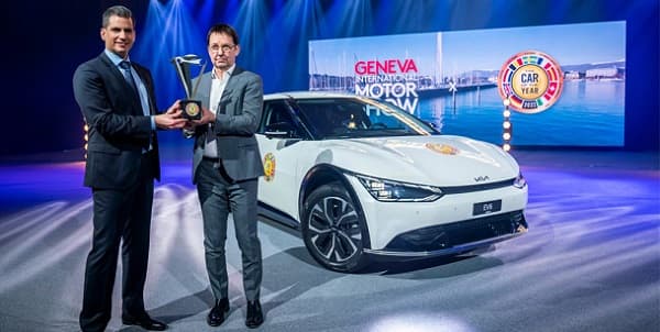 Un jury de 59 journalistes européens a élu la voiture de l’année 2022. Et c’est un modèle électrique qui se classe en tête du podium : la Kia EV6 !
