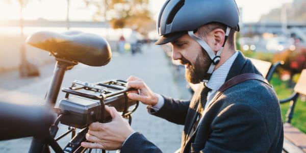 Vous venez de ressortir votre vélo électrique pour le printemps ? Pour bien l’entretenir, faites une révision complète en suivant les conseils d’Assurnext !