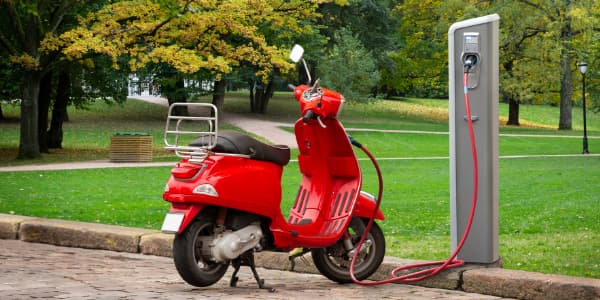 Vous souhaitez acheter un scooter électrique mais vous ne savez pas quel budget y consacrer ? Prix, rentabilité, aides de l’État… Assurnext détaille.
