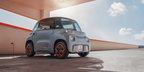 Depuis 2020, la Citroën AMI bat des records. Quelles sont ses caractéristiques ? Qui peut la conduire ? À quel prix ? Assurnext détaille ce qu’il faut savoir.