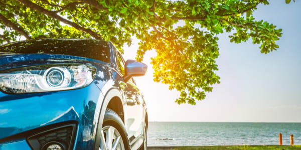 Vous souhaitez partir en vacances en voiture électrique ? Découvrez les conseils d’Assurnext pour prendre la route sereinement !