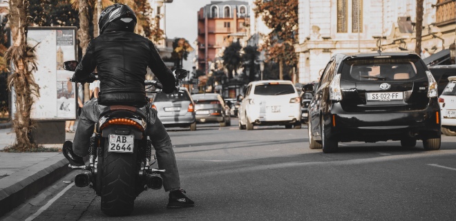 Casque, gants, plaque d'immatriculation… Découvrez tous les équipements moto obligatoires à avoir !