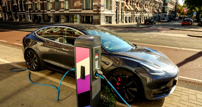 Bornes de recharges gratuites, recharge nocturne… Découvrez une dizaine d’astuces pour économiser sur la recharge d’un véhicule électrique !