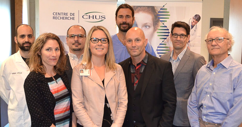 Photo de groupe. Docteur David Fortin avec son équipe du laboratoire de neuro-oncologie du CHUS. Ils sont accompagnés de la présidente d'honneur du Fonds Coeur en tête, Michèle Dionne.