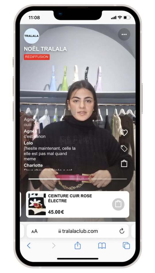 Une femme présente une ceinture durant un live