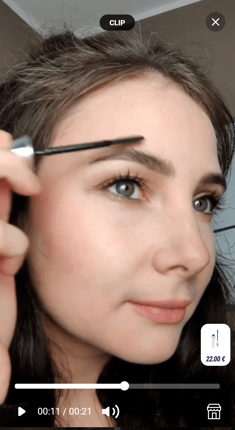Une jeune femme applique du mascara durant un live shopping