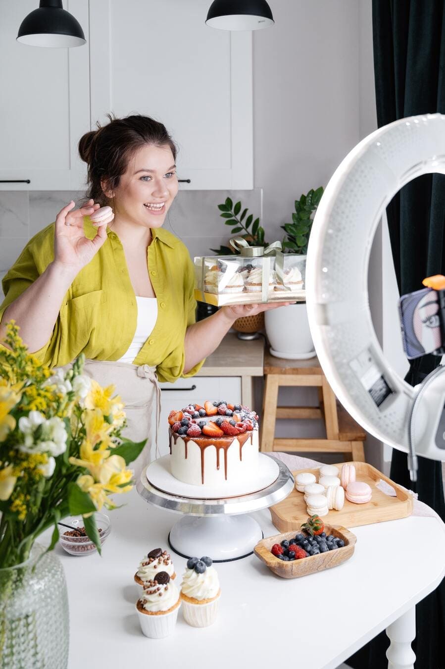 Influenceuse dans une cuisine présente des pâtisseries