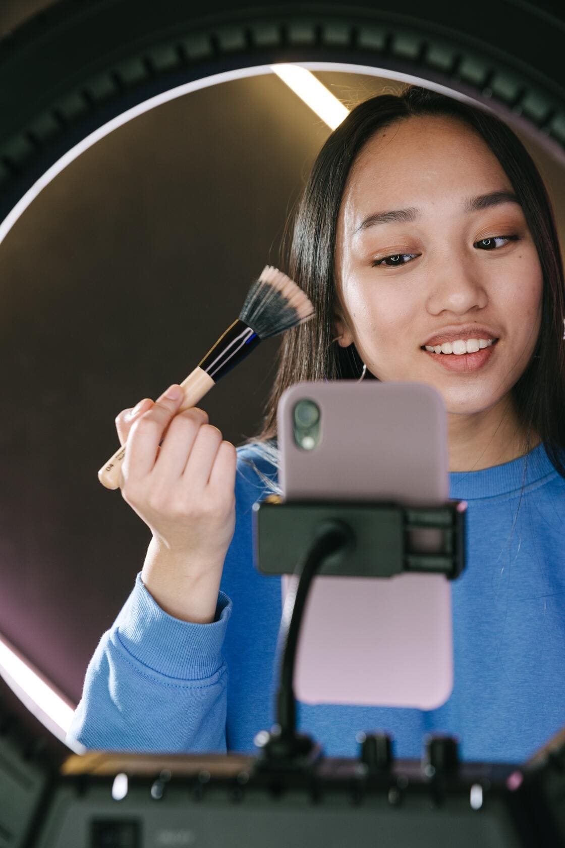 Influenceuse cosmétique se maquille en live