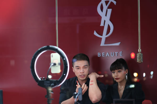 Deux animateurs pour le Live Shopping d'Yves Saint Laurent Beauté en chine