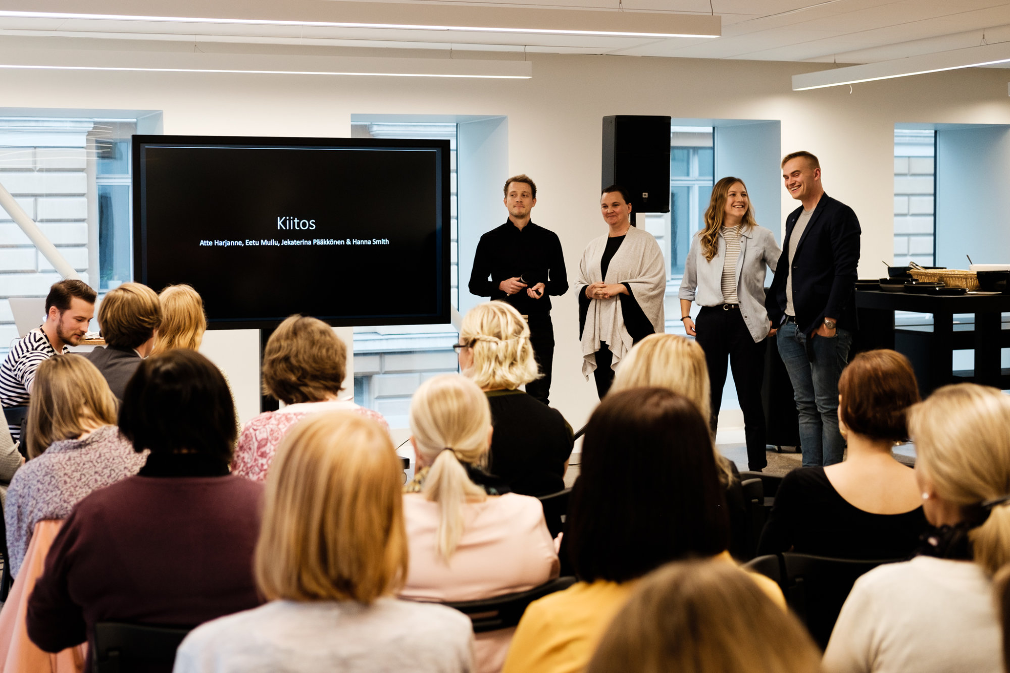 Valokuva tiimistä pitchin jälkeen.