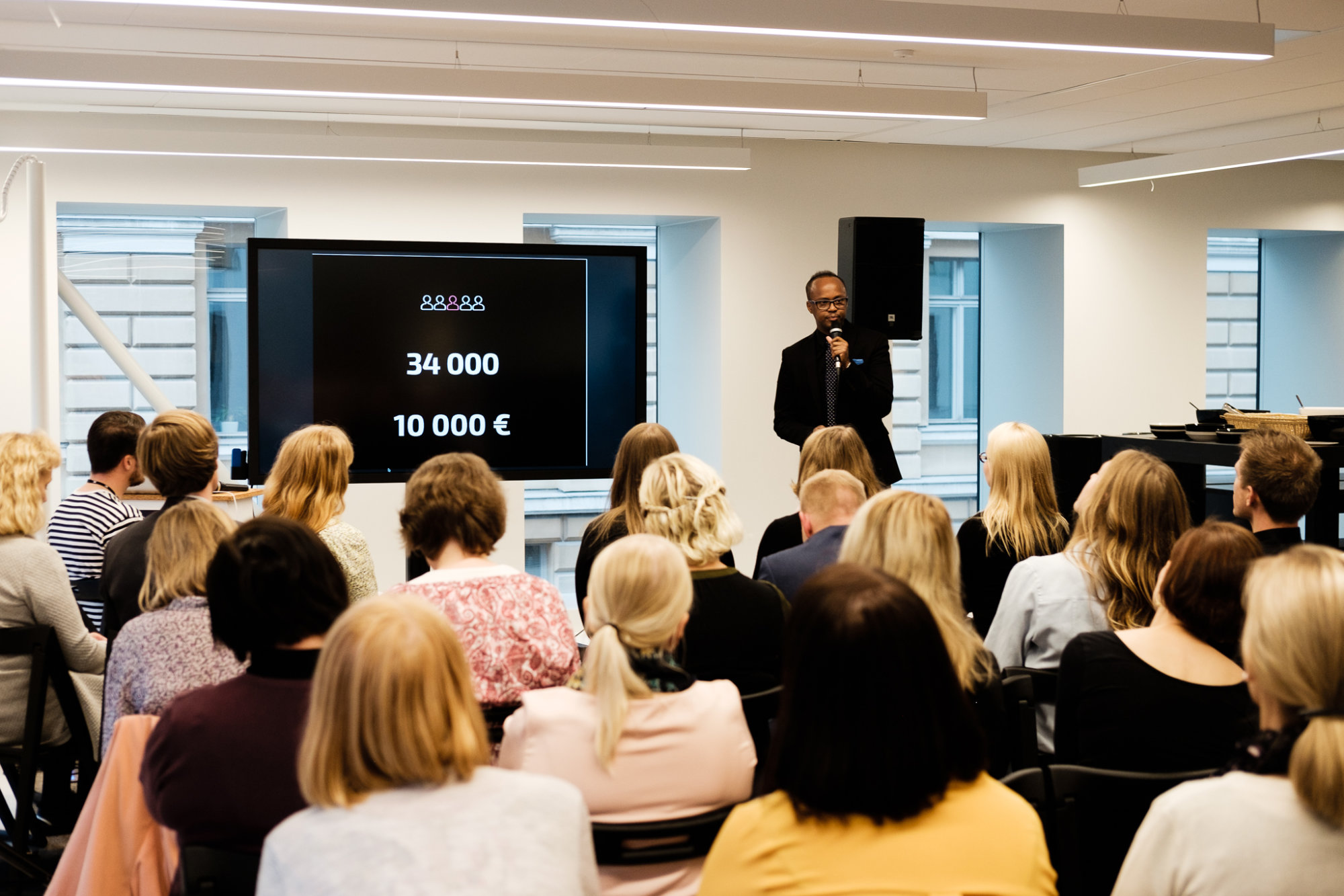 Abdirahim Hussein esittelemässä ratkaisua lavalla.