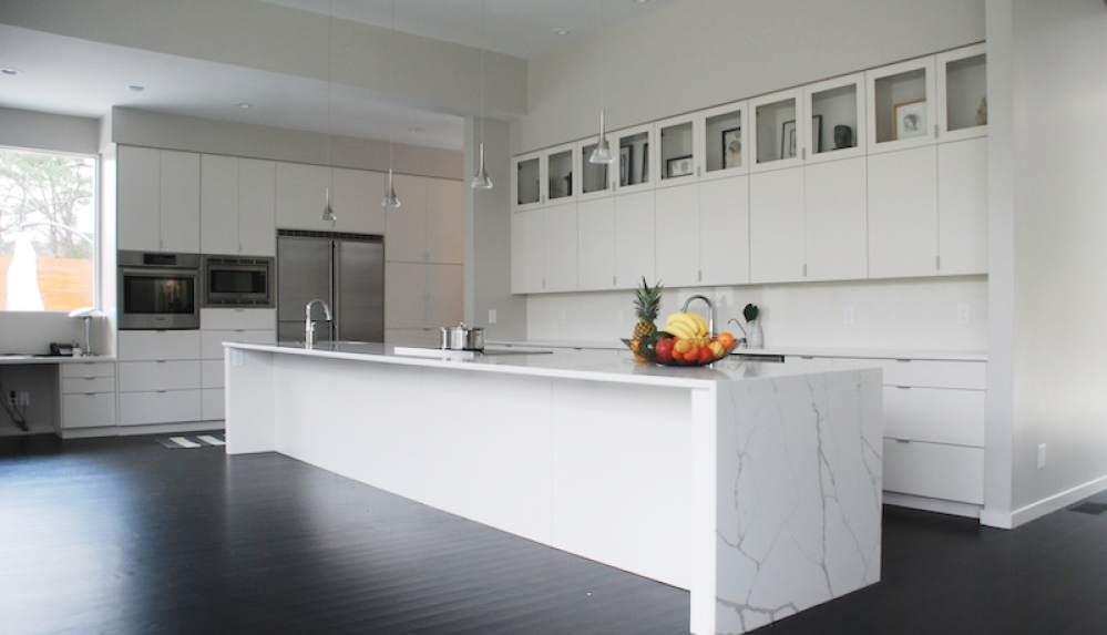 white marble and painted kitchen design Smrinov Cabinet