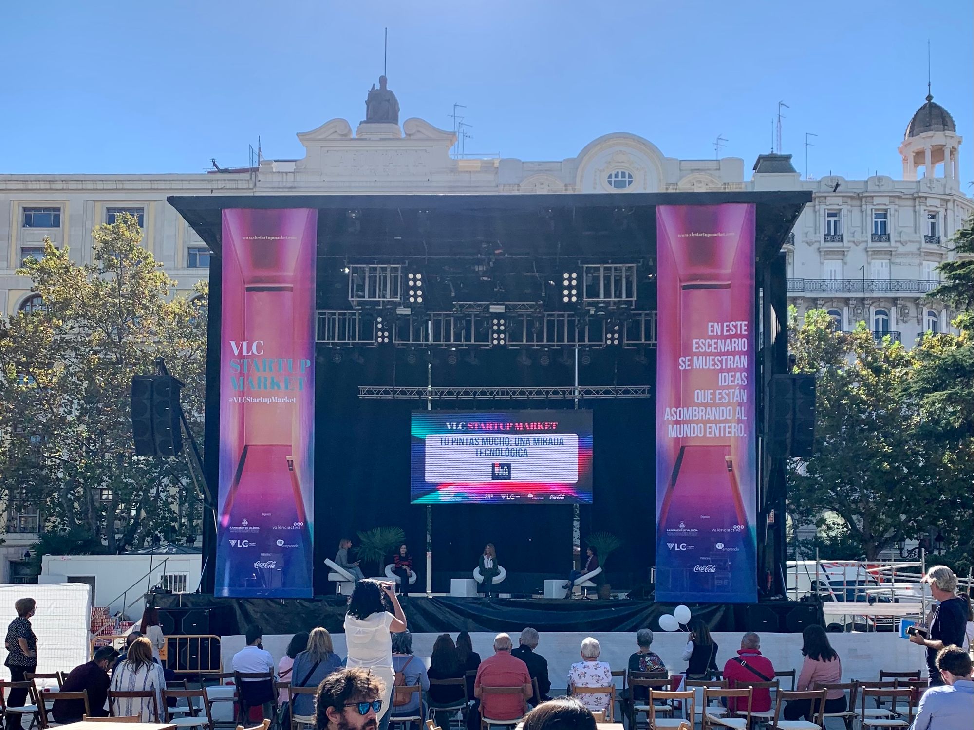 Escenario principal del VLC Startup Market en la Plaza del Ayuntamiento