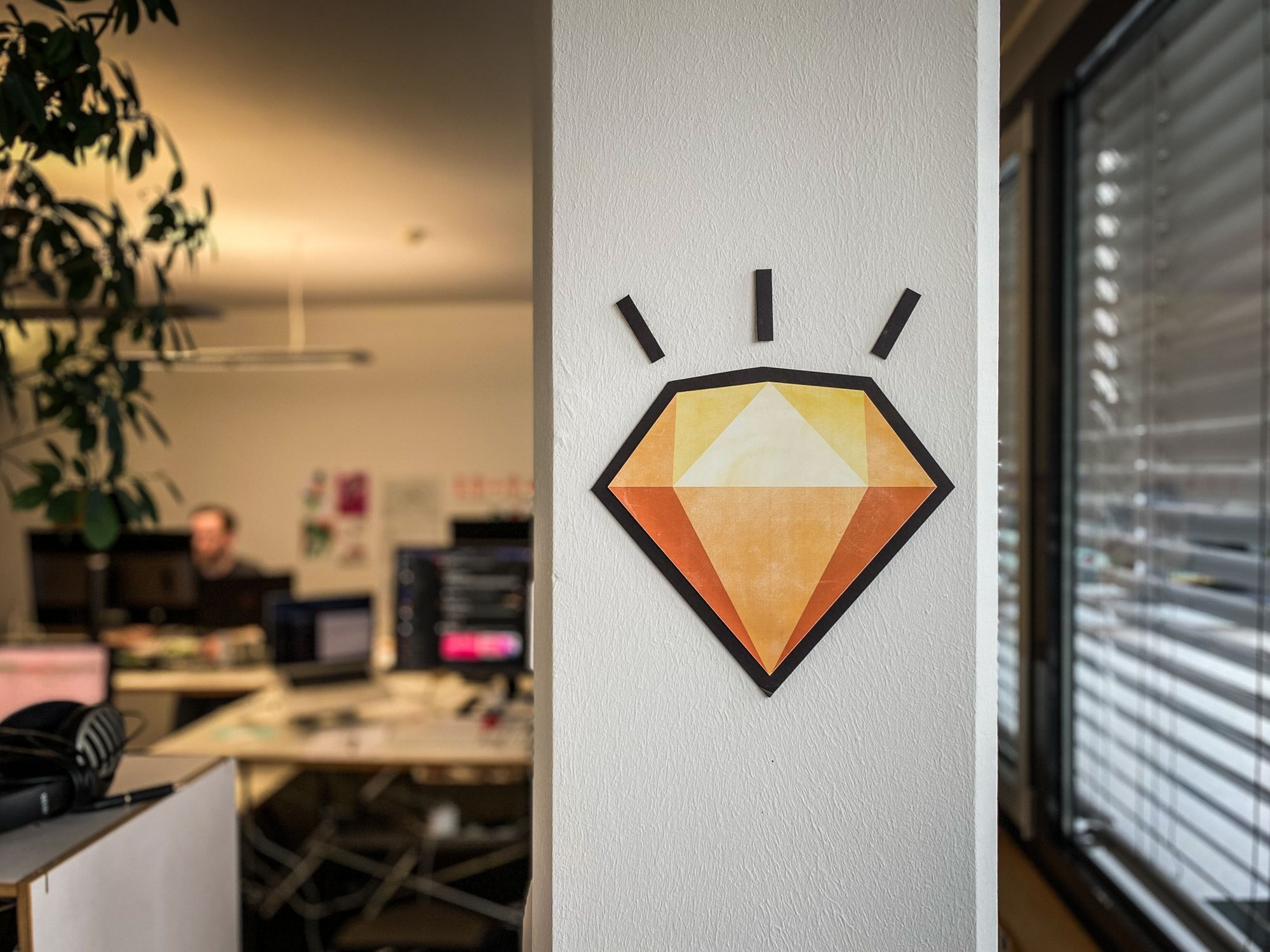 Säule in Büro mit Sketch-Logo