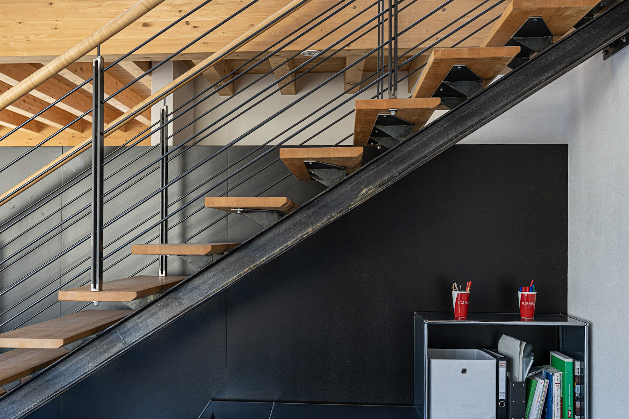 Treppenstufen und schicke Deko im neuen Office in Innsbruck.