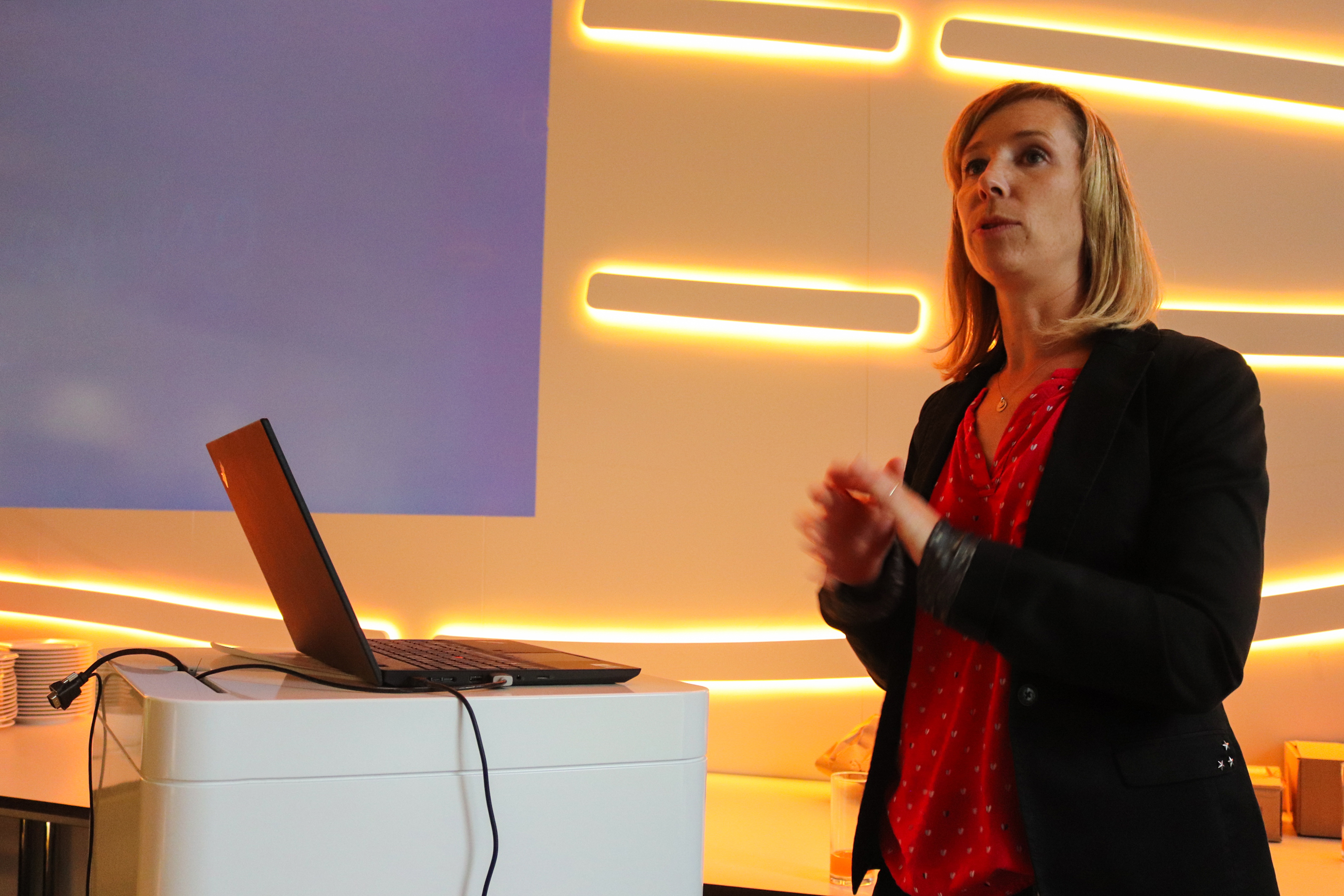 Workshop-Expertin Fania Bremer beim Vortrag