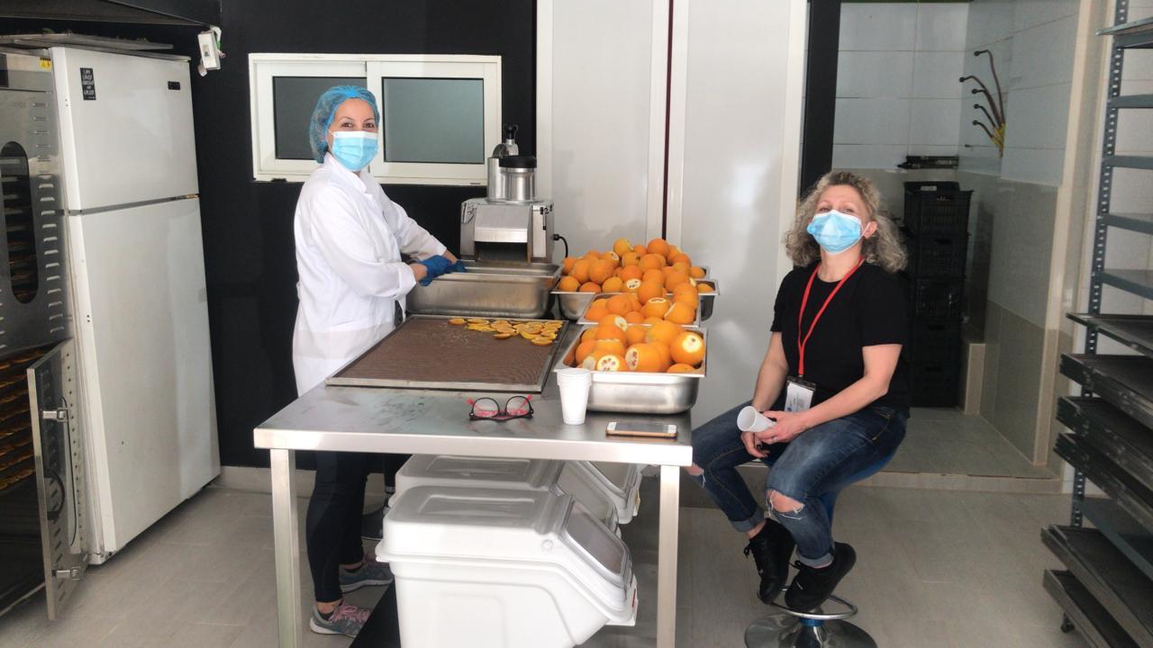 Preparing a batch of oranges to dehydrate