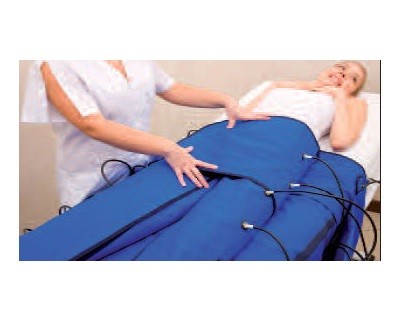 benh nhan dang dieu tri voi may nen ep tri lieu toan than - Báo giá máy nén ép trị liệu chuẩn nhất 2022 